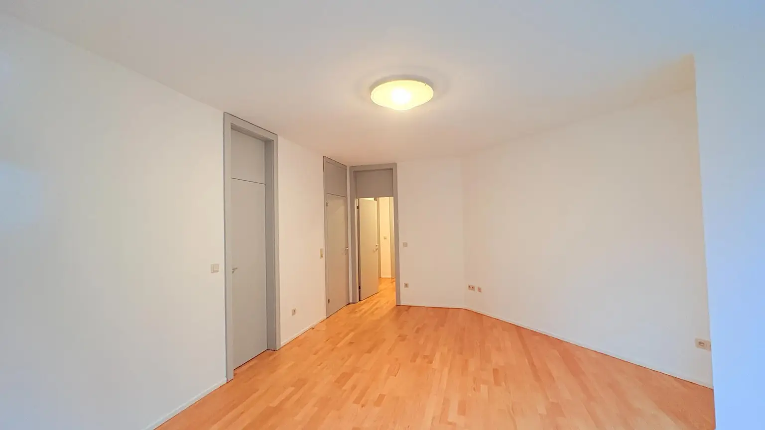 Schlafzimmer mit Schrankraum und Bad