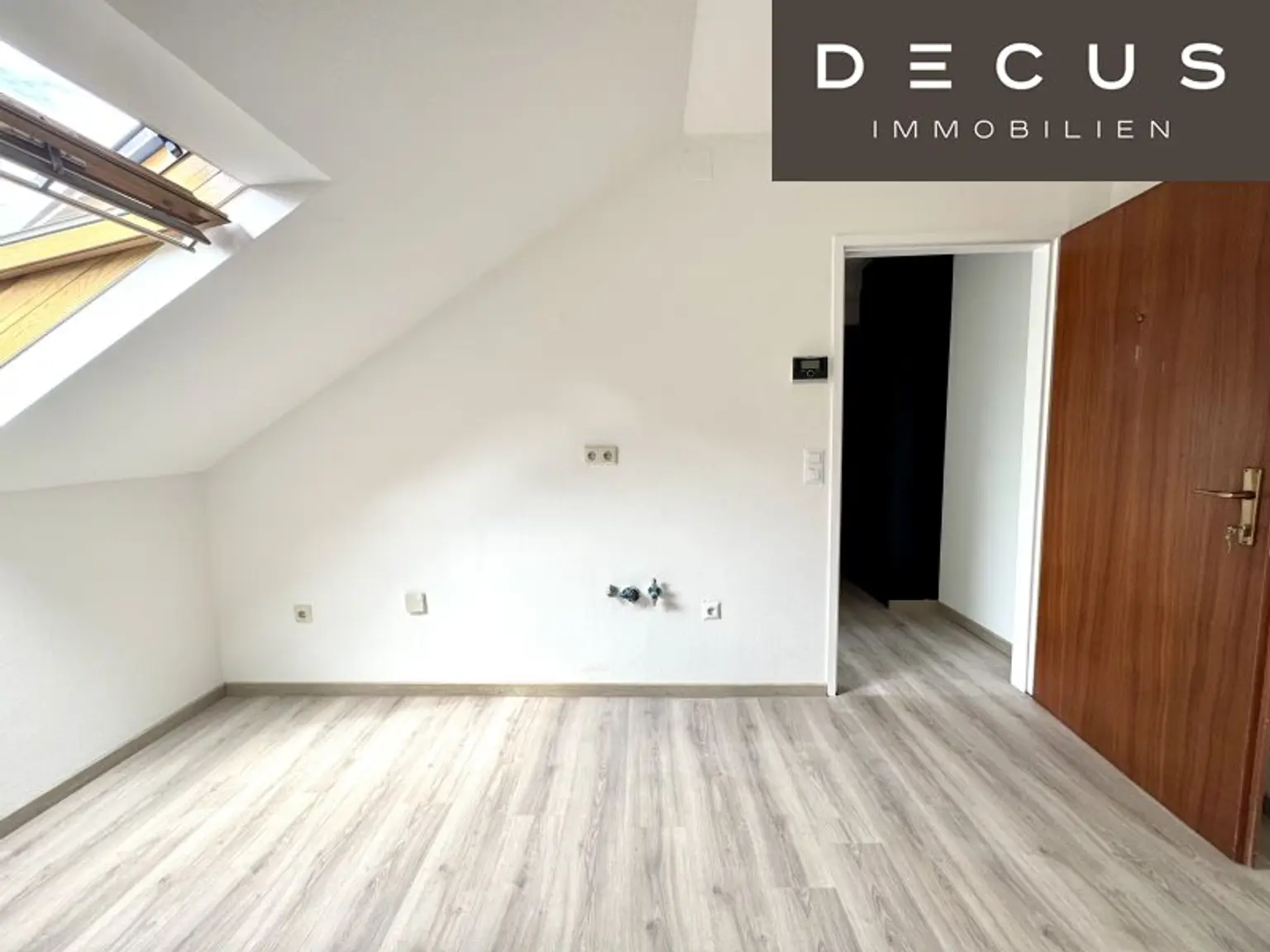 | CHARMANTE DACHGESCHOSSWOHNUNG | HELL & ZENTRAL | 4. OG | IDEAL FÜR SINGLES & STUDENTEN | TOP LAGE  | NÄHE UNI