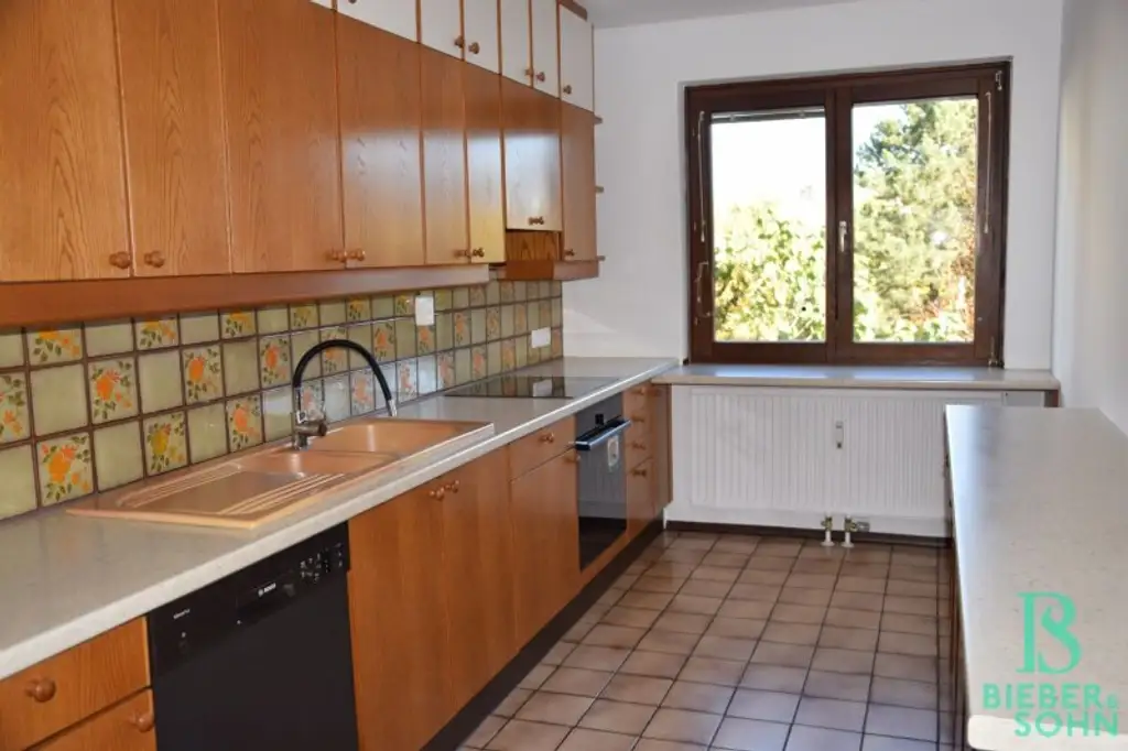 Eleganter "Retro-Style" - Großzügige, sonnige, ruhige Wohnung mit Süd-Loggia! 2 Garagenplätze!