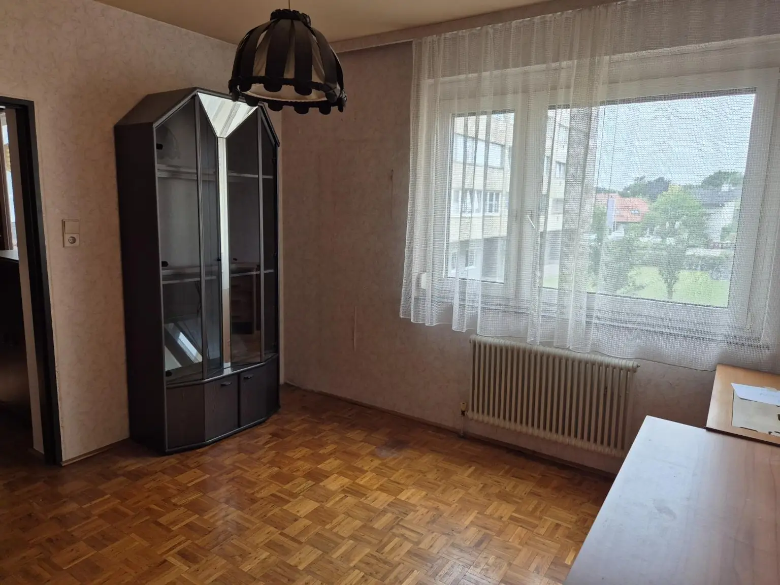 Renovierungsbedürftige 4 Zimmer Wohnung mit Loggia