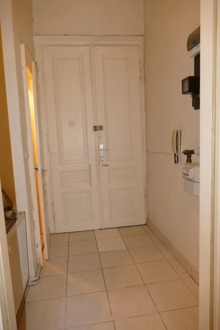 Vorzimmer gegen die Eingangstüre, separates WC lin