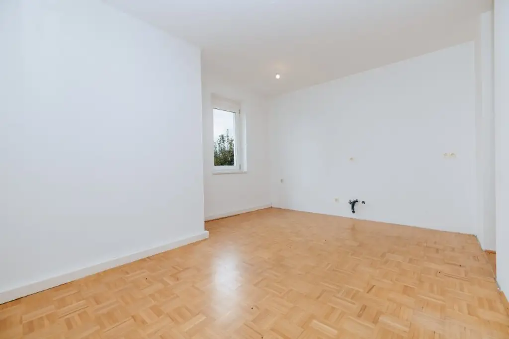 LOGGIA I LICHTDURCHFLUTET I PARKETT I ABSOLUTE RUHELAGE I BADEWANNE I AB SOFORT I PROJEKT WOHNEN I