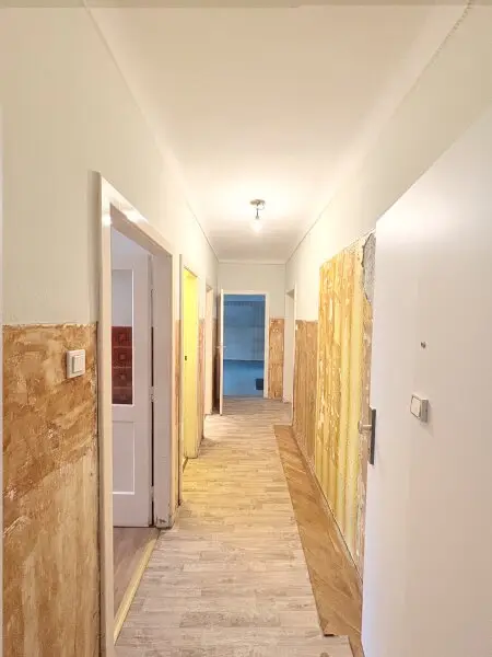 Sanierungsbedürftige 4-Zimmer Wohnung in perfekter Kombination aus Stadt und Land!