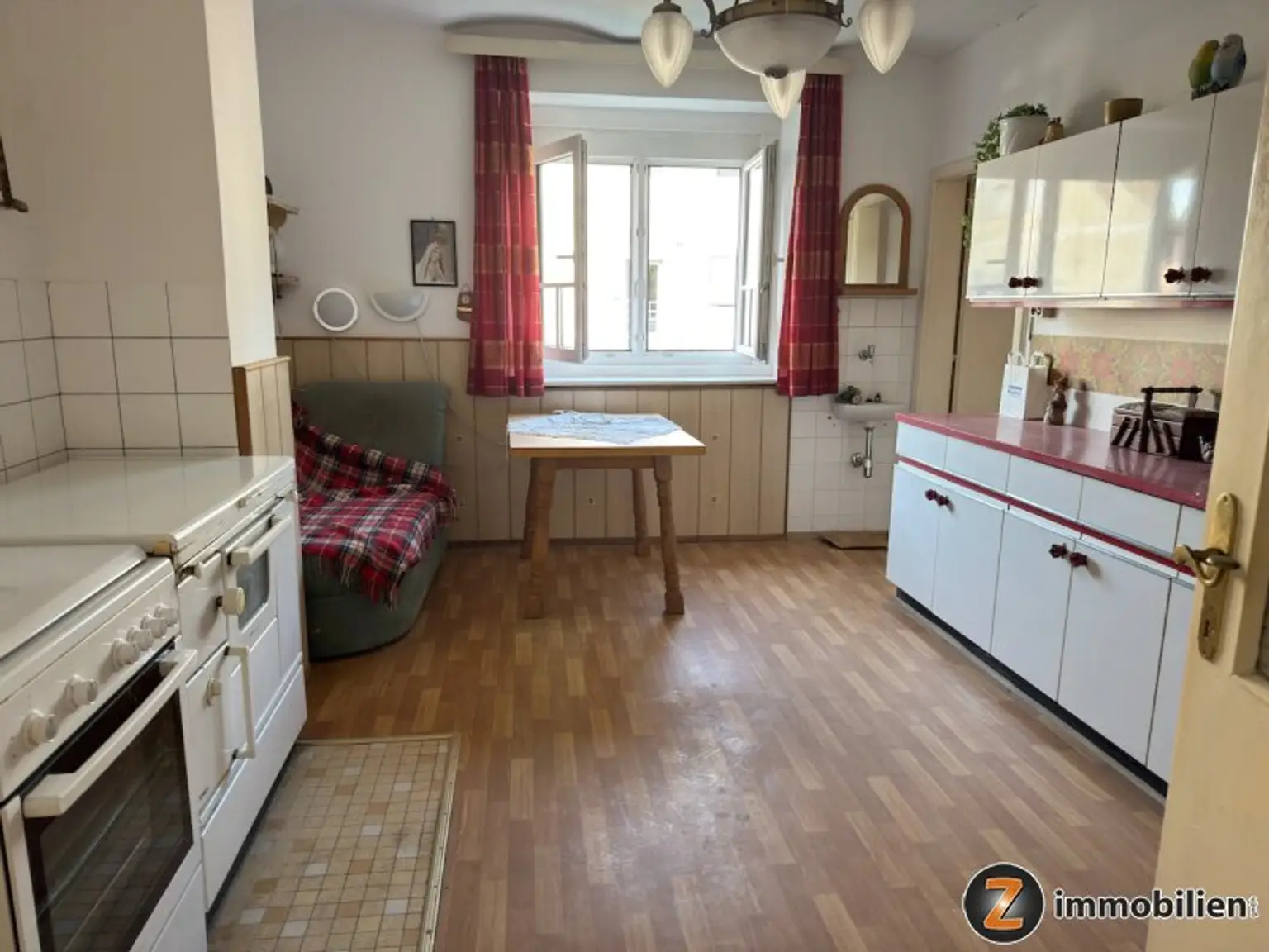 Sanierungsbedürftiges Haus mit Nebengebäuden