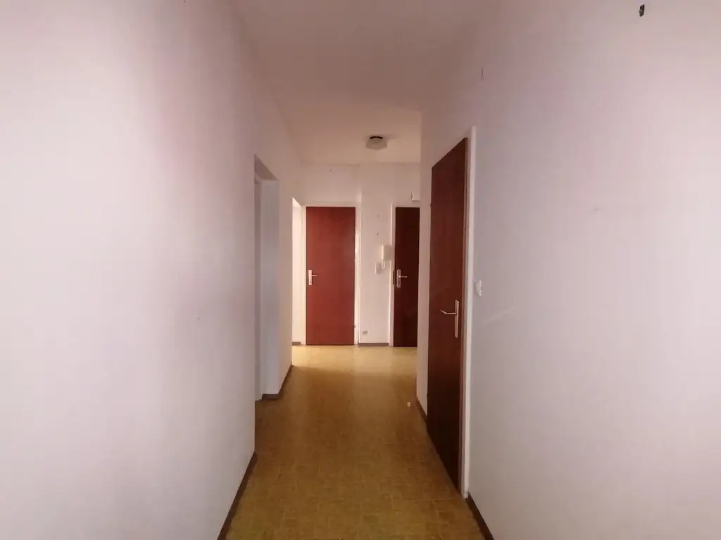 Wohnung mit Sanierungsbedarf – 74 m² Wohnfläche + Loggia und Kellerabteil