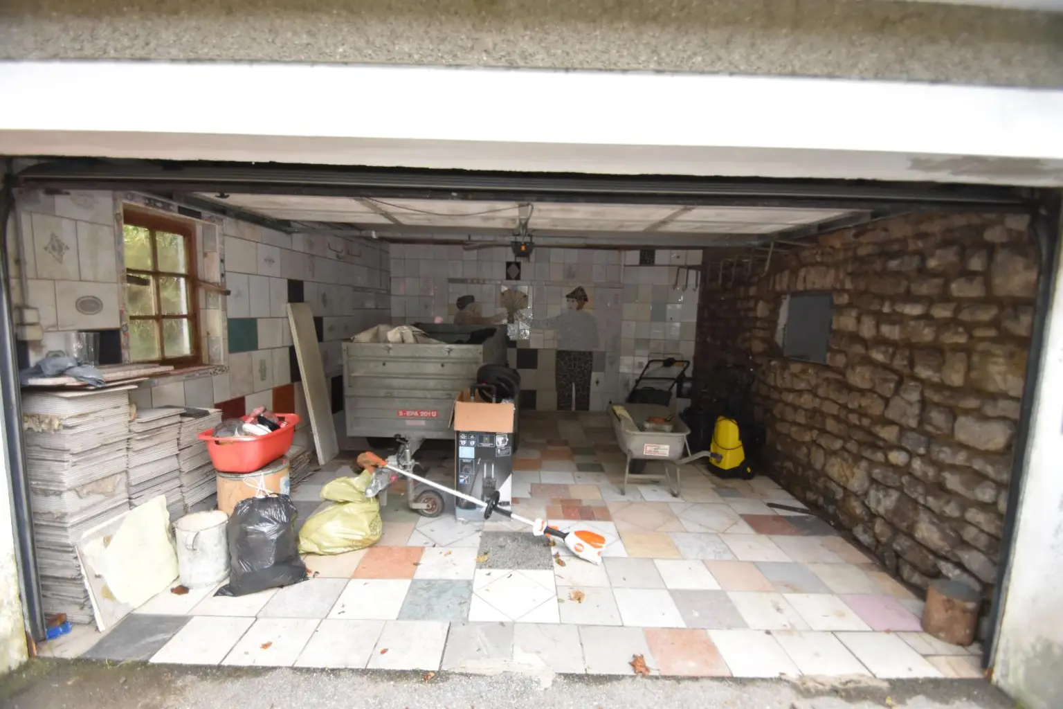 Wohnhaus mit großem Waldgrundstück