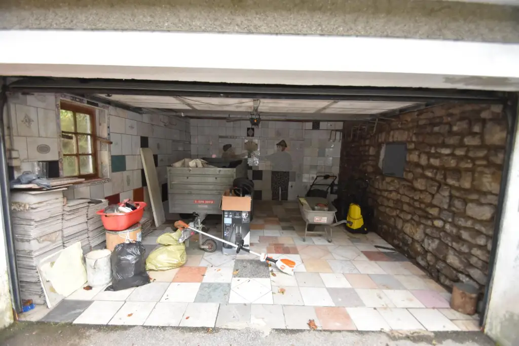 Wohnhaus mit großem Waldgrundstück