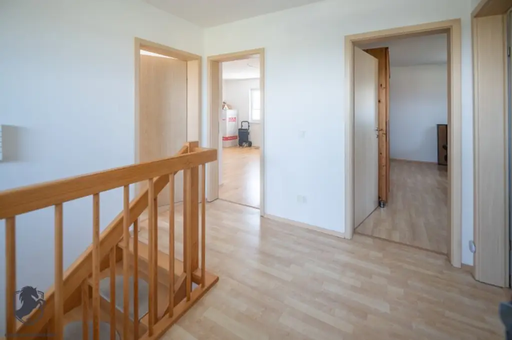 Exklusives Niedrigenergie-Einfamilienhaus mit Vollkeller auf 1.008 m² Grundstück in ruhiger Bestlage von Pixendorf