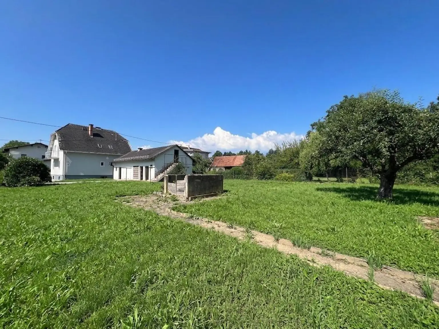 Haus samt Grundstück