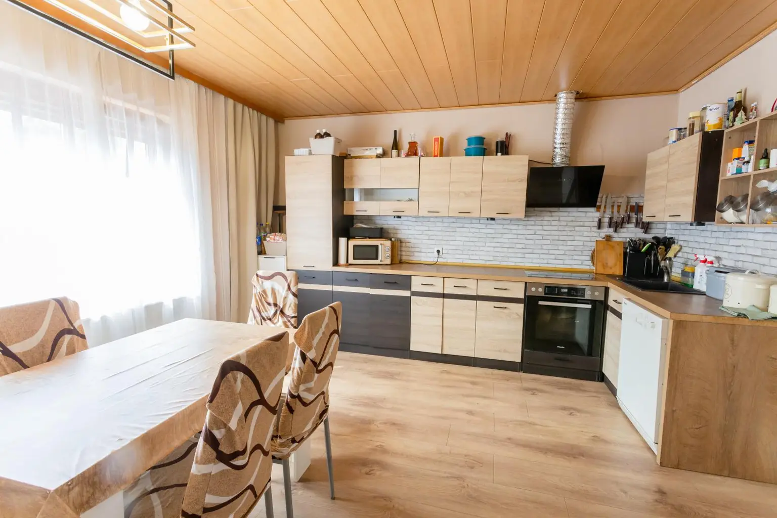 Wohnen in Krems: Gepflegtes Haus mit Garten und Garage