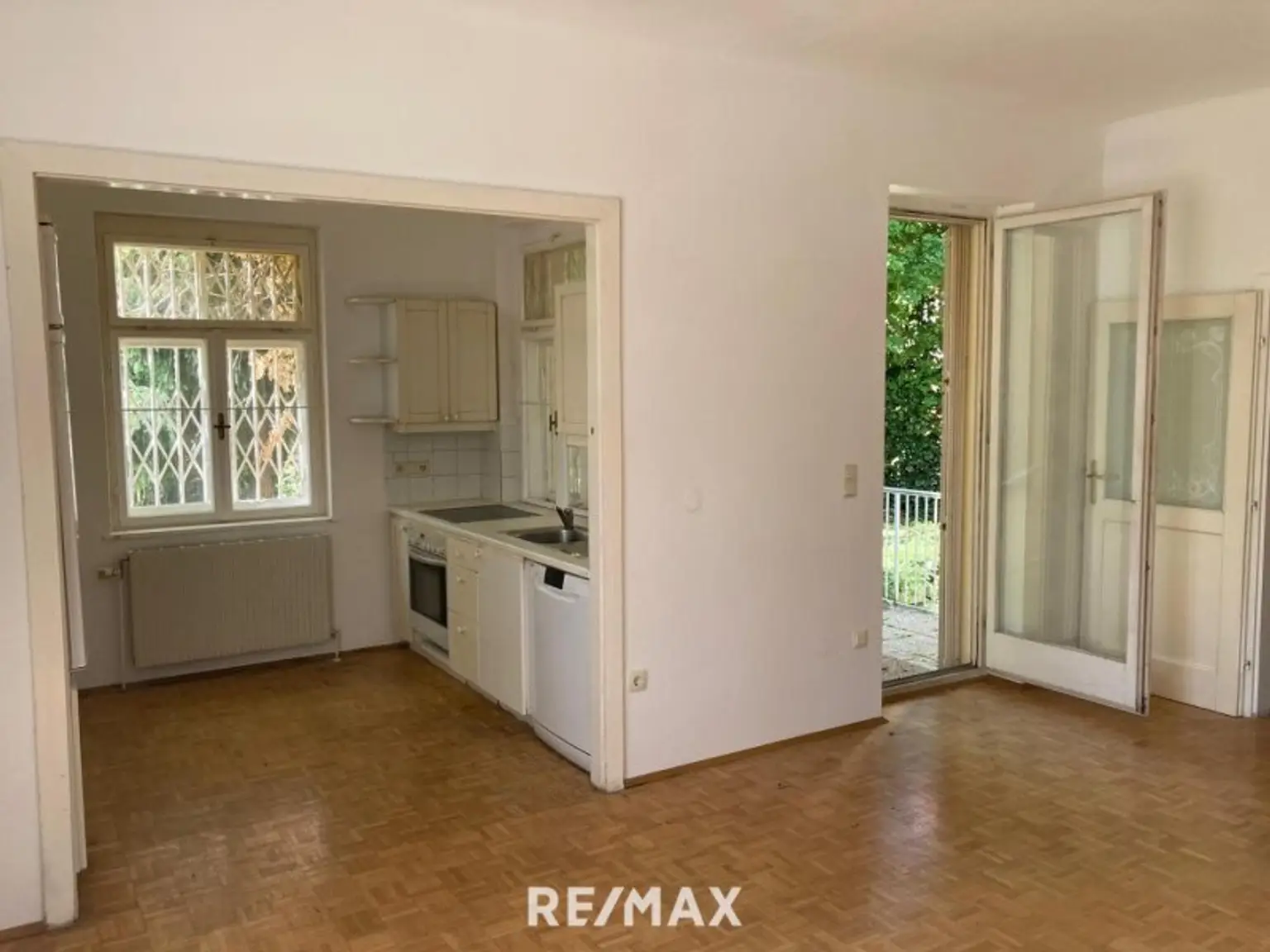 Zimmer mit Blick in die Küche