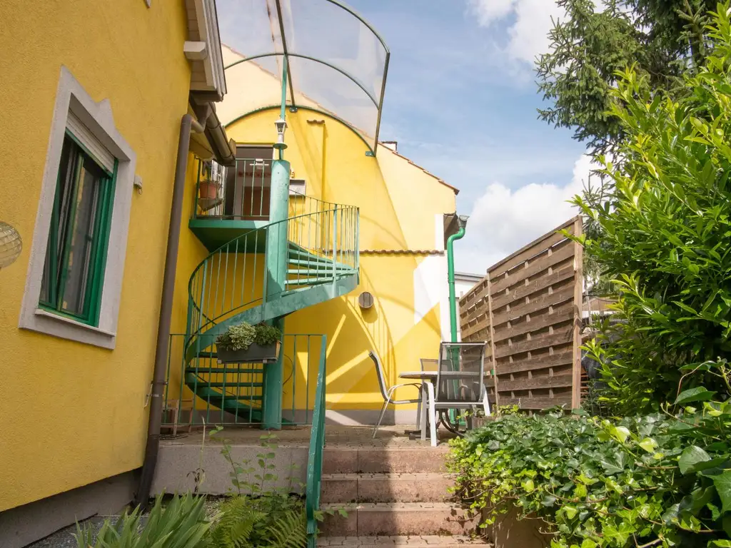 Großes Wohnhaus mit Heurigenlokal / 5 Gästezimmern und einem Miethaus