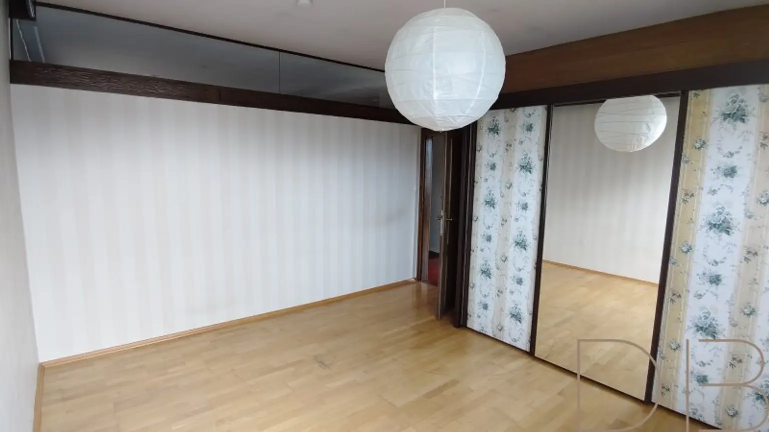 DB IMMOBILIEN | Sanierungsbedürftige 4-Zimmer-Wohnung mit südseitiger Terrasse und traumhaften Ausblick!