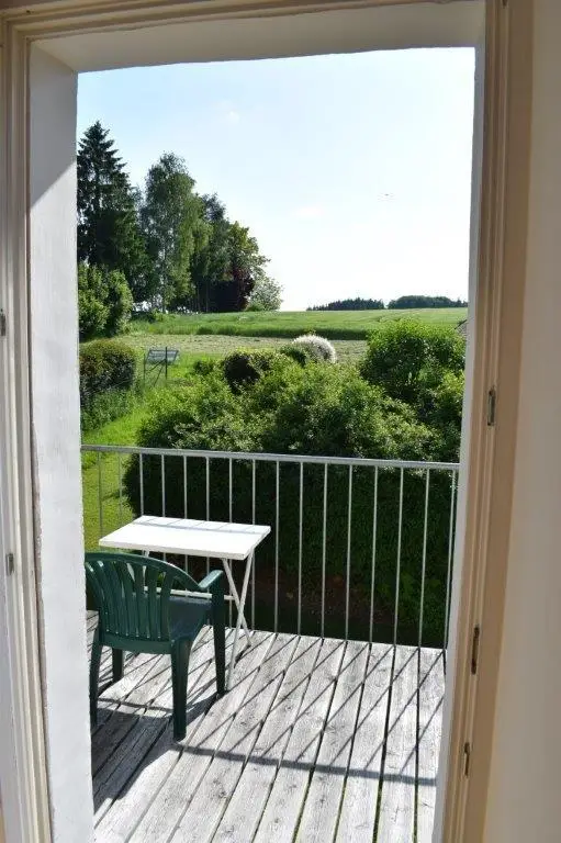Wunderschöne 3-Zi-Wohnung in historischem Gebäude mit Balkon und Blick ins Grüne
