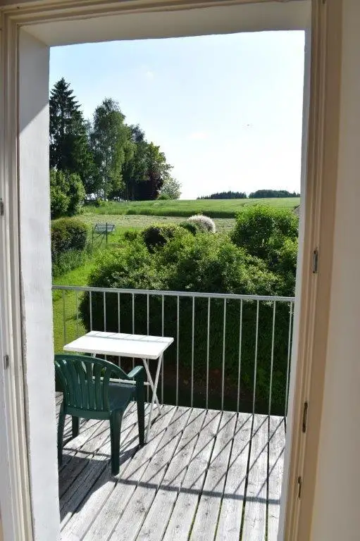 Wunderschöne 3-Zi-Wohnung in historischem Gebäude mit Balkon und Blick ins Grüne