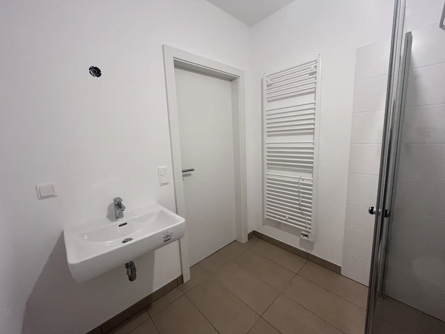 Erstbezug !! Traumhafte Doppelhaushälfte , Wohnkeller  mit Garten und 2 Stellplätzen!