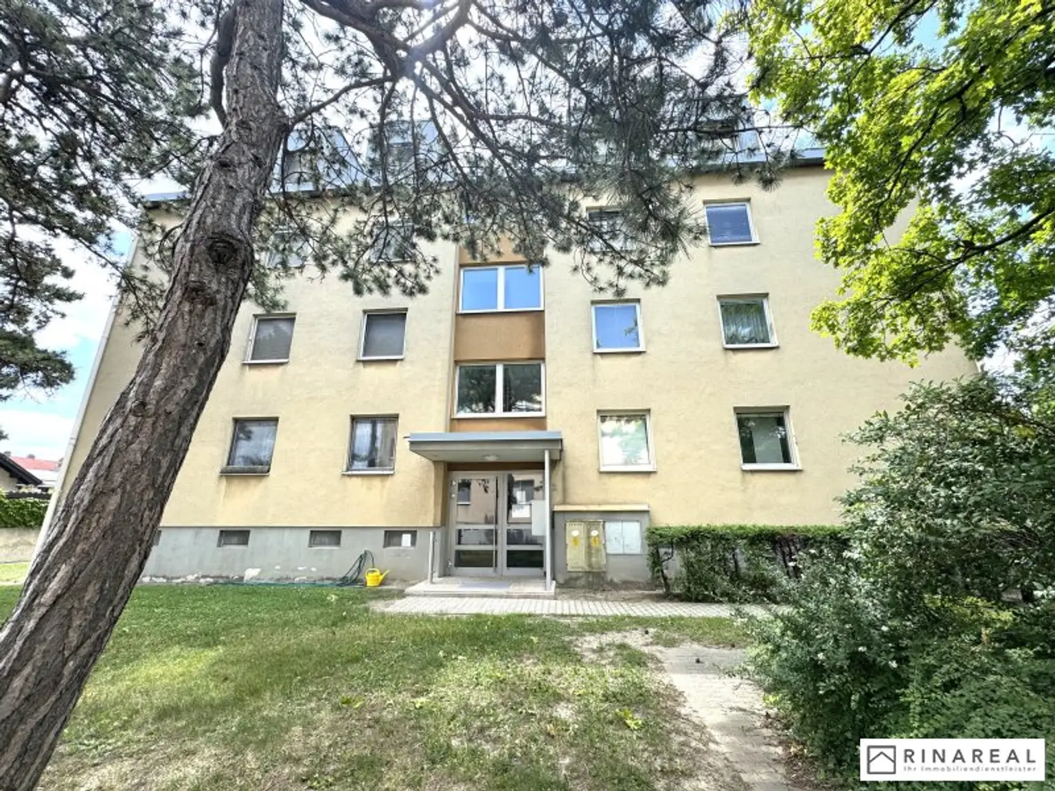 Großzügige und helle 2 Zimmer Wohnung im Dachgeschoss | ca. 63 m² | Klimaanlage | zzgl. PKW-Stellplatz | Friedrich Schiller-Straße