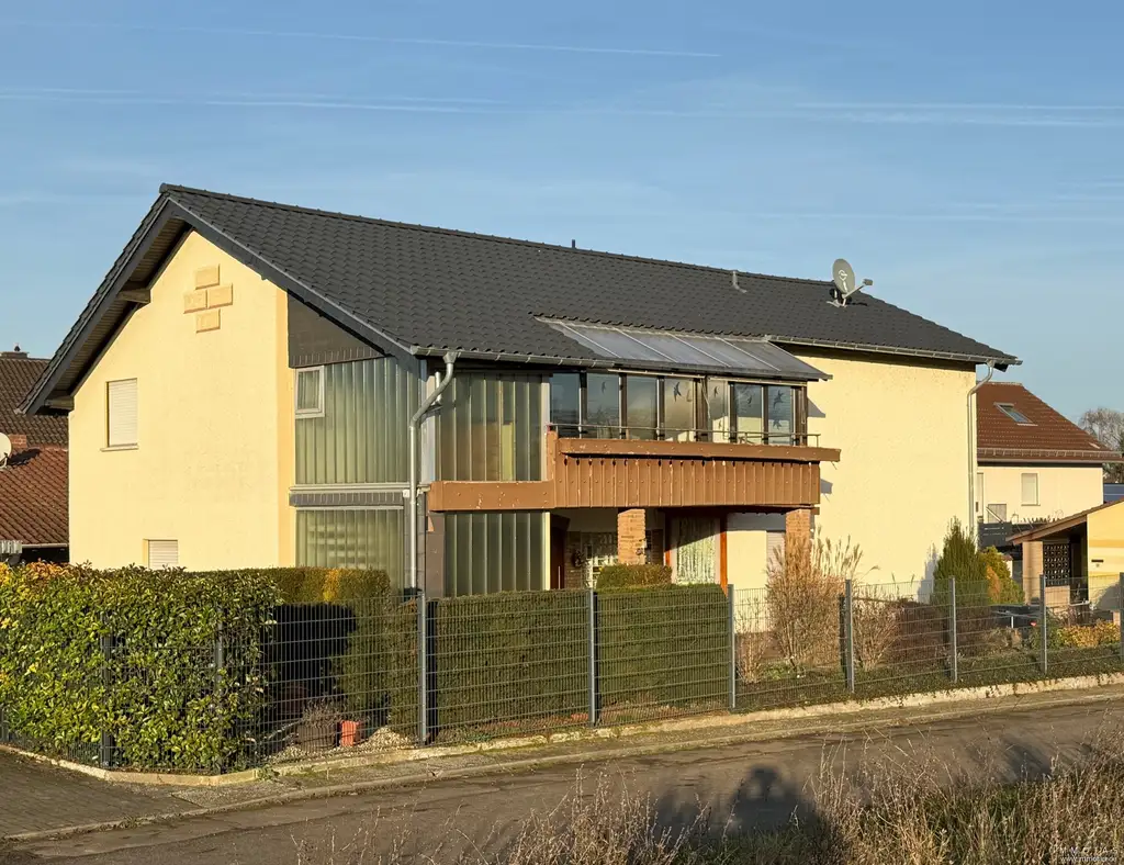 Großzügiges Zweifamilienhaus mit Garten und Doppelgarage in Feldrandlage