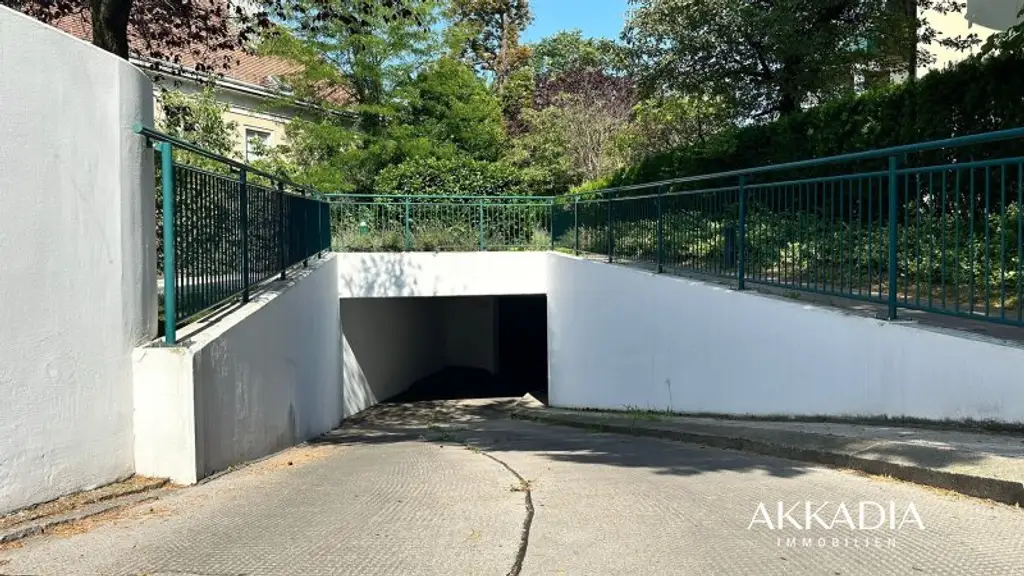 Elegante Dachgeschosswohnung mit Gartenblick, Terrassen und Garage