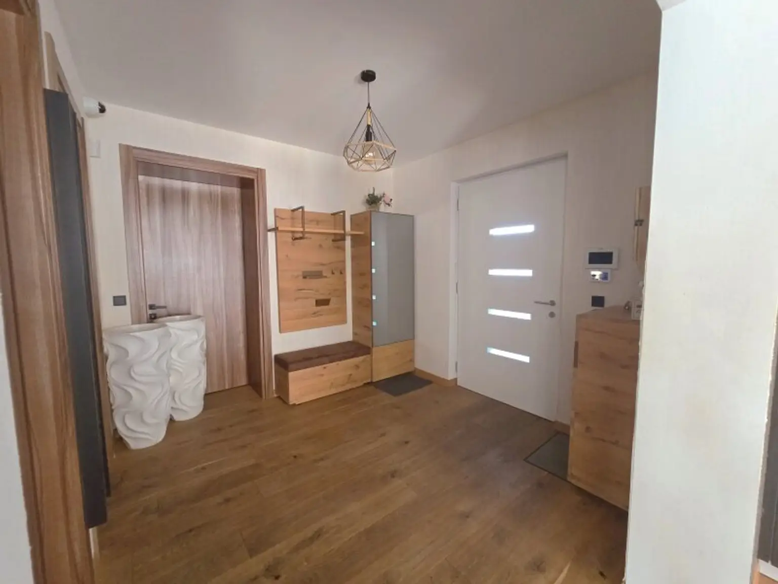 Traumhaft LUXURIÖS AUSGESSTATTETES SMART EFH in Leopoldsdorf: Wfl. 196m², 6 Zimmer, Balkon & Terrasse! + PHOTOVOLTAIK ANLAGE mit STROMSPEICHER + beheizter POOL  + GARAGE + GRILLPLATZ +