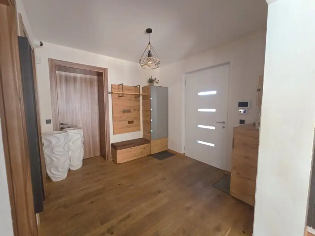 Traumhaft LUXURIÖS AUSGESSTATTETES SMART EFH in Leopoldsdorf: Wfl. 196m², 6 Zimmer, Balkon & Terrasse! + PHOTOVOLTAIK ANLAGE mit STROMSPEICHER + beheizter POOL  + GARAGE + GRILLPLATZ +