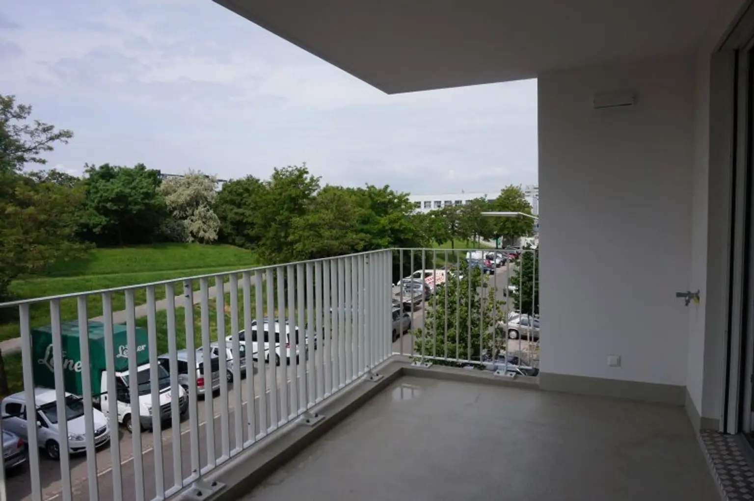 UNO - U1 Am Kaisermühlendamm  - Neubau mit großem Balkon und Garage - Mietbeginn ab 15. November 2025 | New 1BR apartment with Garage - start of lease 15/11/2025