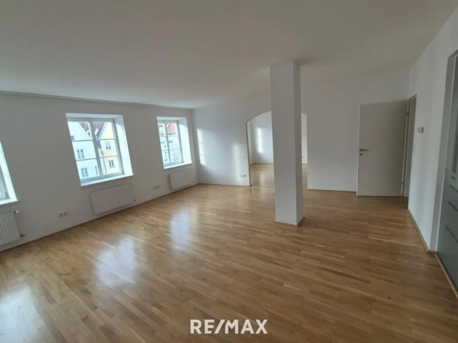 Wohnzimmer mit Ausblick zum Stadtplatz