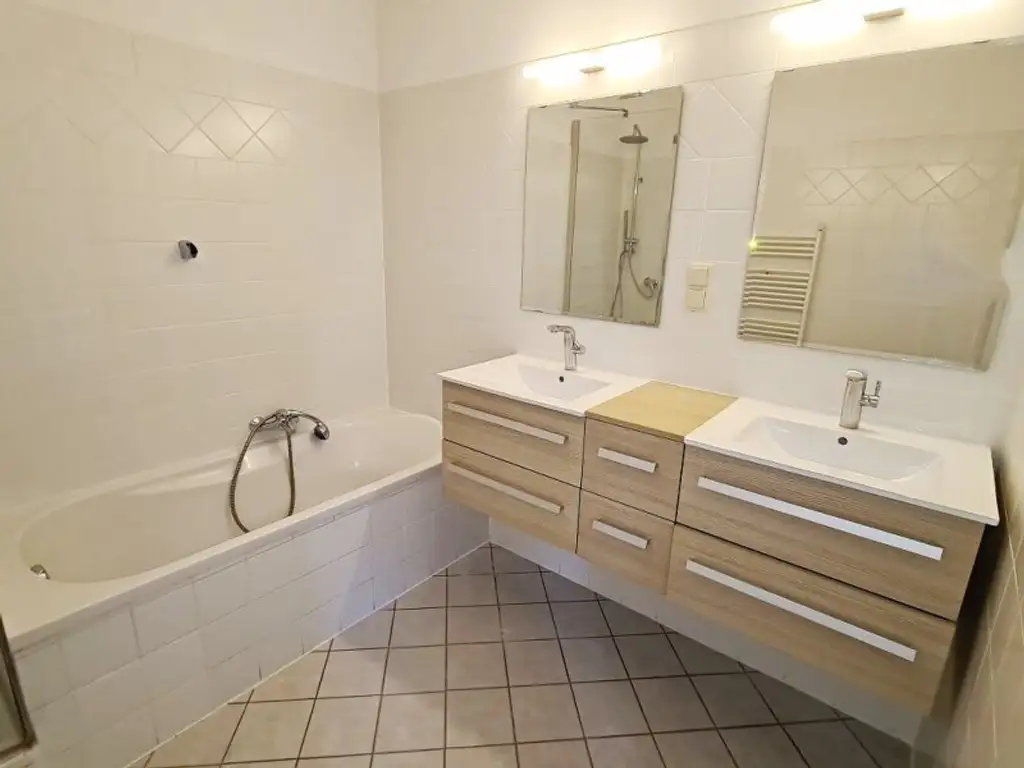 TERRASSENHIT, DACHGESCHOSS, 138 m2 Maisonette mit 45 m2 Terrasse, 3 Zimmer, Wohnküche, Wannenbad, Rembrandtstraße