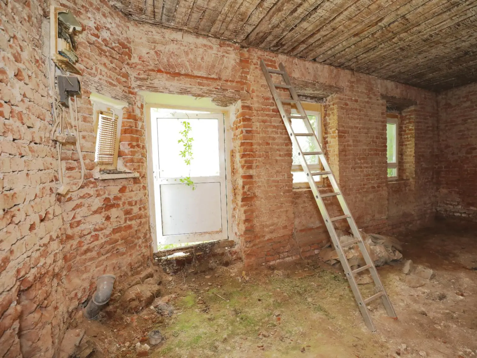 Renovierungsbedürftiges ZInshaus mit aureichend Parkplätzen im Trendbezirk Graz/Lend