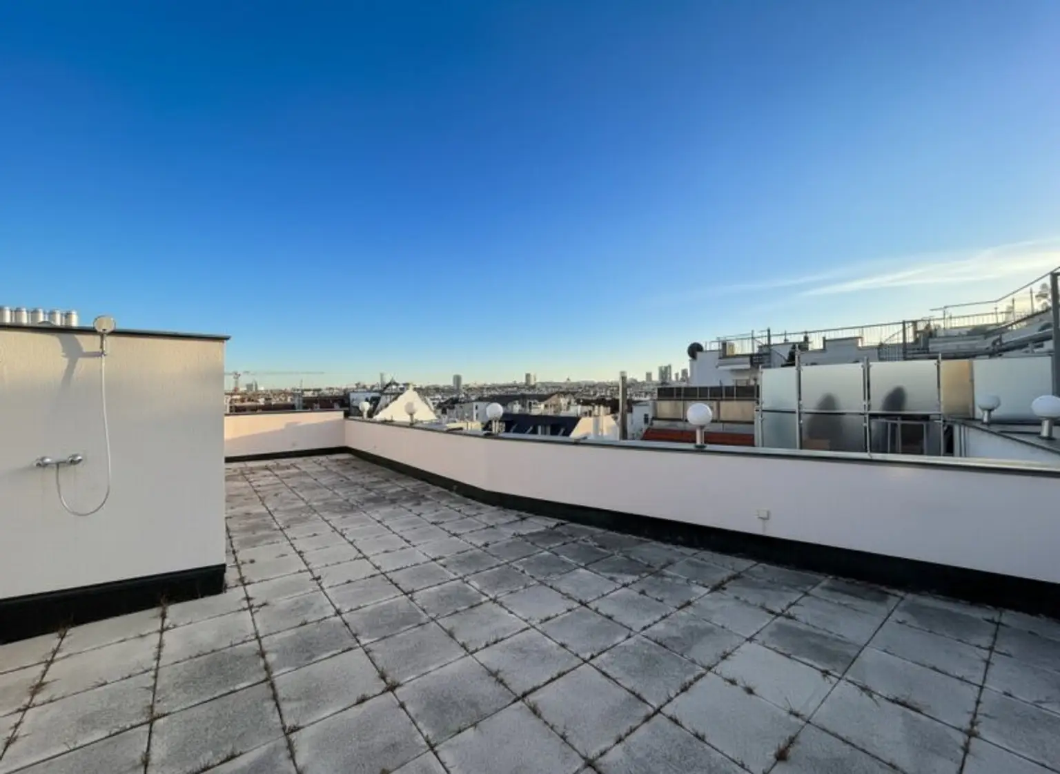PENTHOUSE LIVING MIT PANORAMABLICK I MARIA HILFERSTRASSE I ca.100 m² TERRASSE I 7-Zimmer und 3 Bäder I U-Bahn Nähe