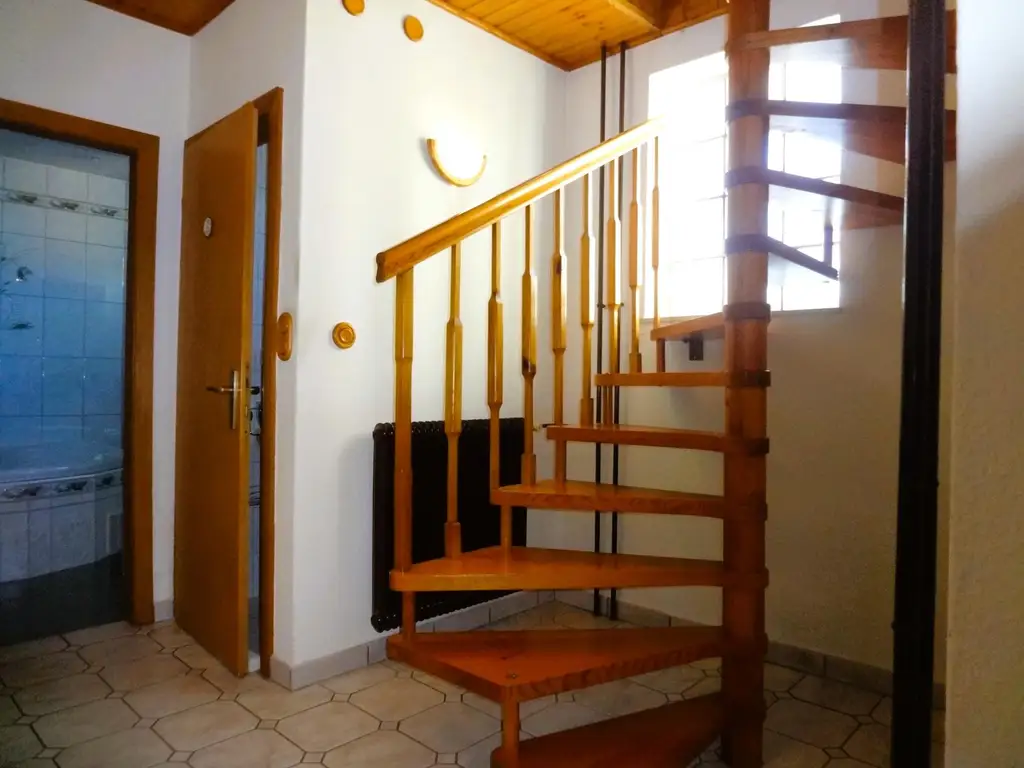 GEDIEGENES HAUS MIT ZWEI WOHNEINHEITEN UND GROSSEM GARTEN!