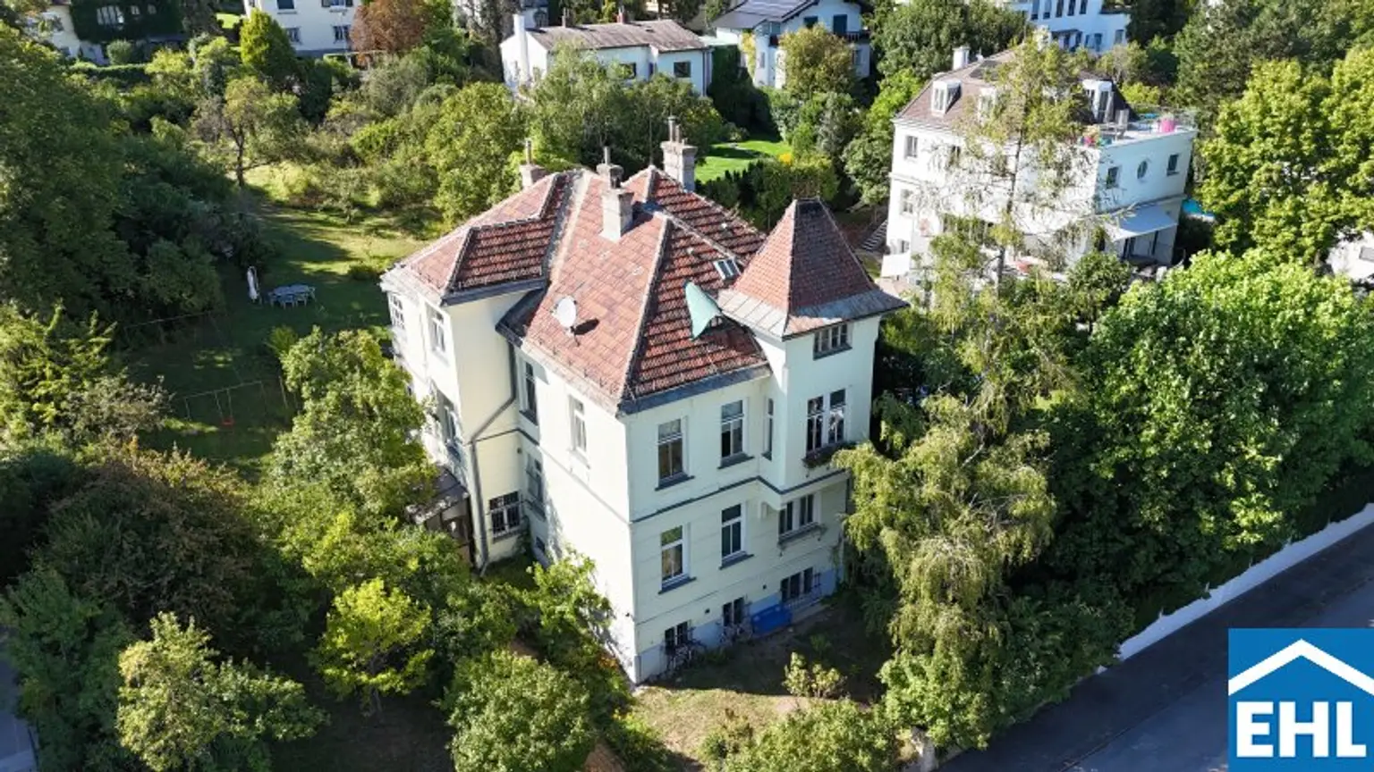 Historische Villa mit Baugrund in exklusivster Lage des 13. Bezirks