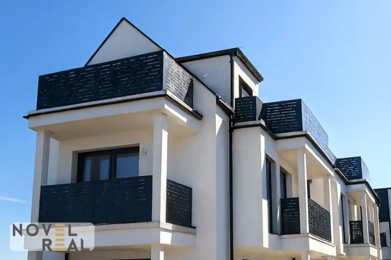 SCHLÜSSELFERTIGES ECKREIHENHAUS - 136 m² - ZIEGELMASSIV - AUF EIGENGRUND - UNVERBAUTER FERNBLICK