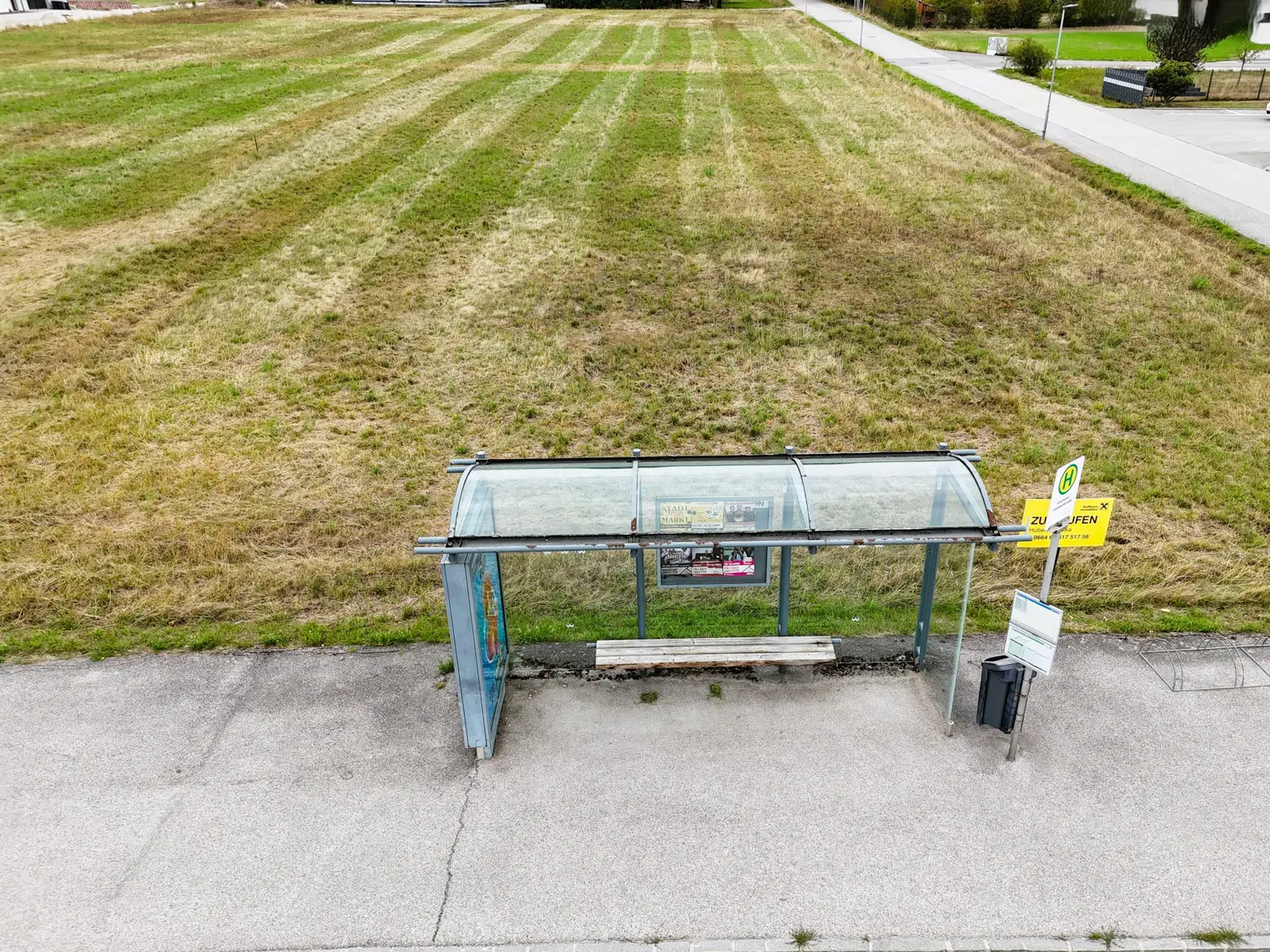 Bushaltestelle direkt neben dem Baugrund