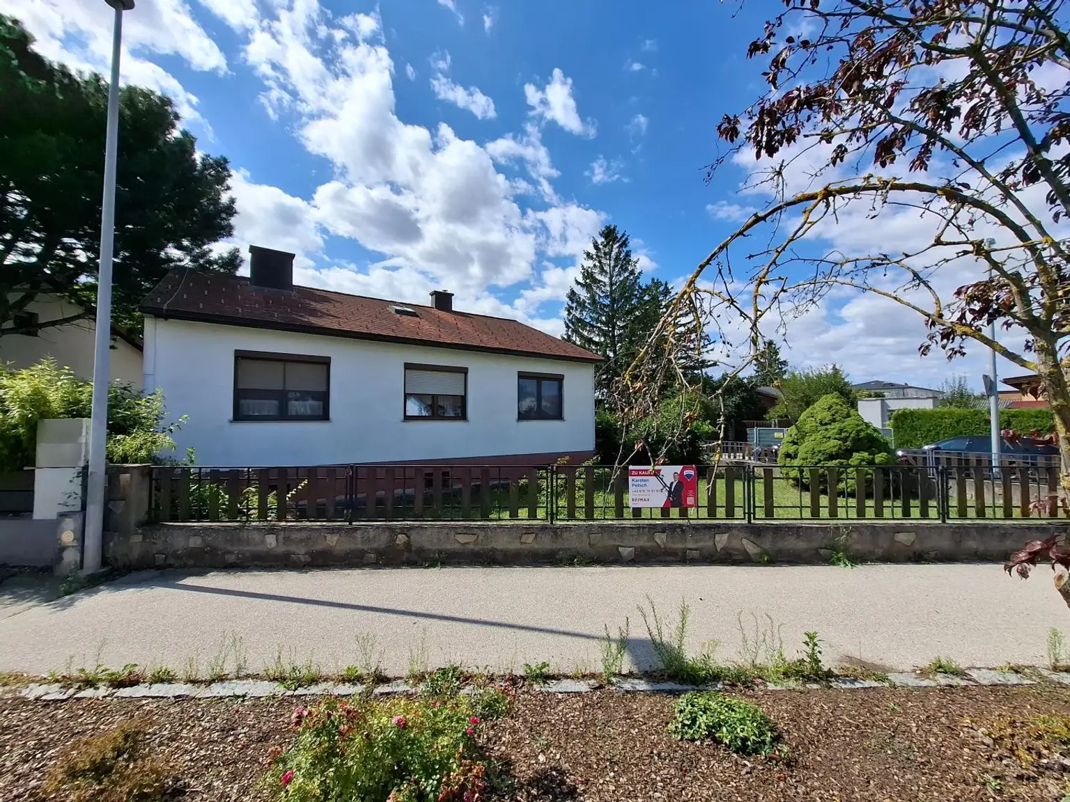 Einfamilienhaus mit Keller, Loggia, Garage und Garten, nur 300 Meter zum Neufelder See