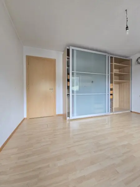 Fügen - großzügige 4 Zimmerwohnung im Dornröschenschlaf