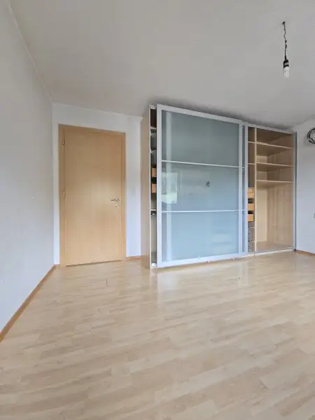 Fügen - großzügige 4 Zimmerwohnung im Dornröschenschlaf