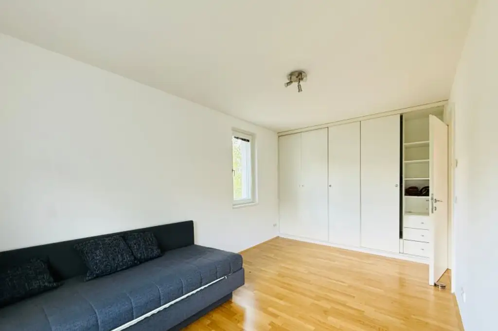 Geräumige 4 Zimmer DG-Wohnung ohne Schrägen, inkl. Terrasse und Garagenplatz
