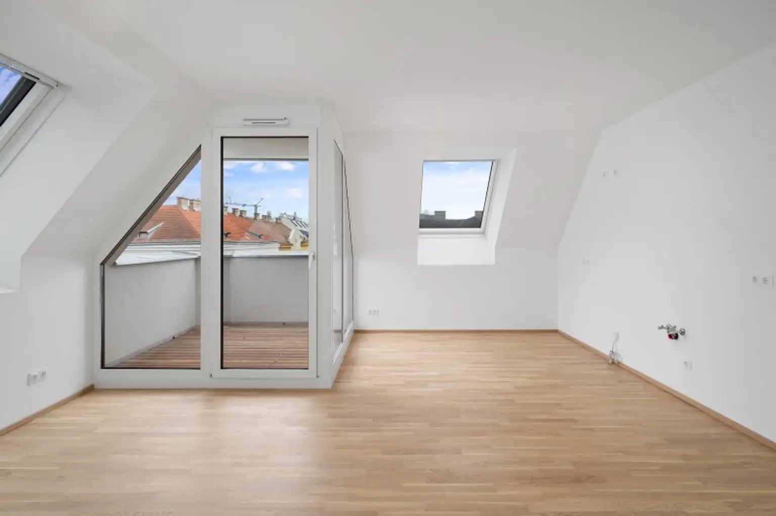 2-Zimmer-Dachgeschosswohnung (Massivbauweise) in generalsaniertem Altbau mit Loggia