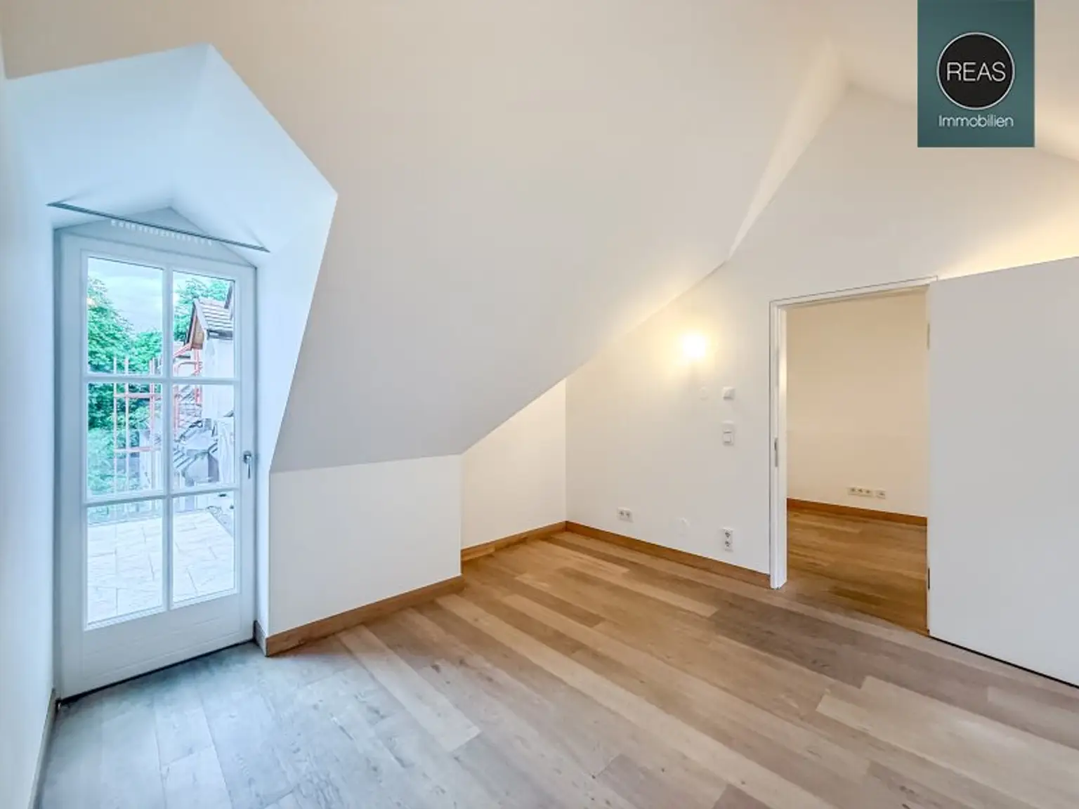 Provisionsfrei: Exklusives Maisonette - Apartment mit Loggia und Terrasse beim Beethoven Museum und Pfarrplatz! Garagen verfügbar!