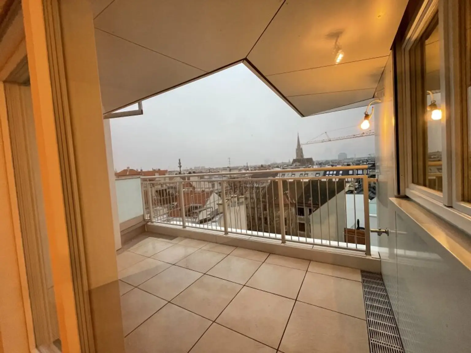 URANIA: 3 Zimmer mit hofseitiger Terrasse in Ruhelage: Luxus pur in Citynähe