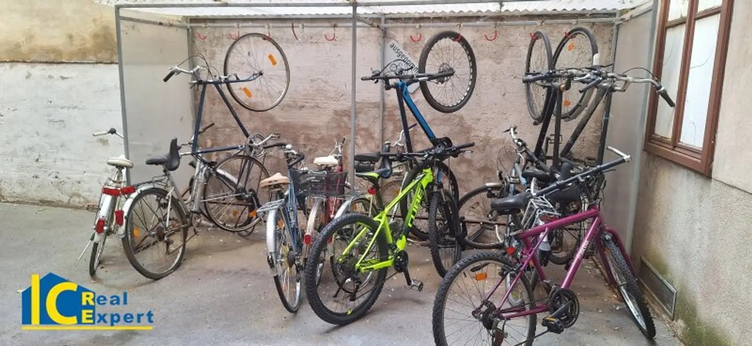Überdachter Fahrradabstellbereich im Innenhof