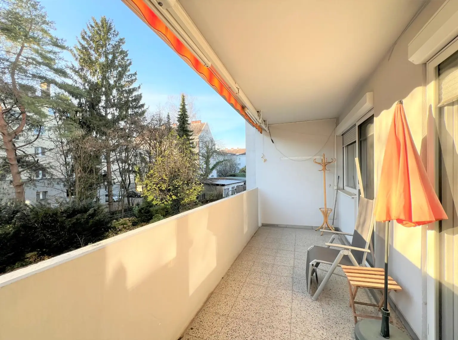 SEHR GUT GESCHNITTENE EIGENTUMSWOHNUNG MIT RIESEN WOHNBEREICH UND SONNIGER WESTLOGGIA