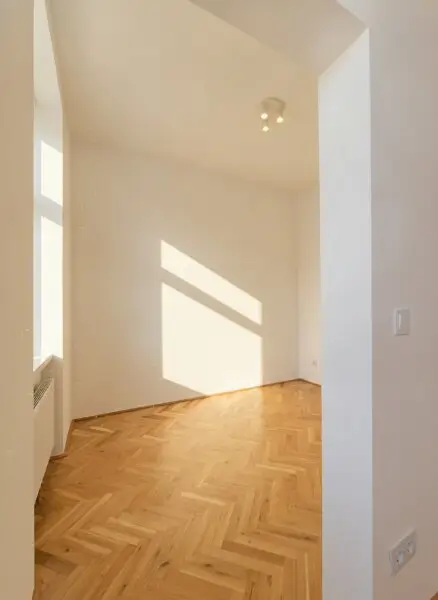 Schlafzimmer mit Platz für Bett und Schrank
