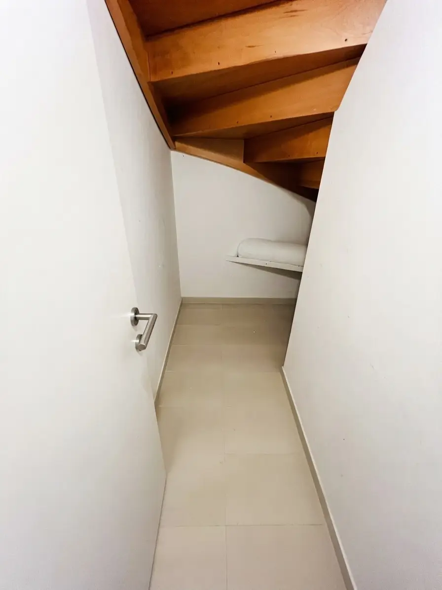 UNBEFRISTET: Klimatisierte Dachgeschosswohnung mit Loggien in Botschaftsviertel