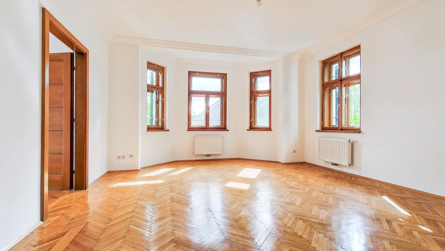 Grüne Oase in Prestige-Lage, Stilvilla mit ca. 1.600 m² Grund, Gästehaus, 2 Garagen und großem Pool