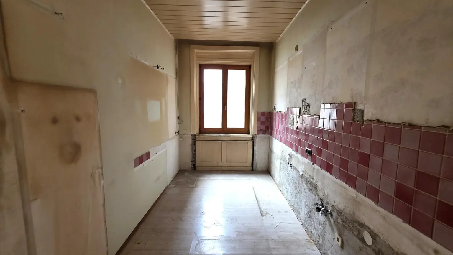URBAN-LORITZ-PLATZ: Sanierungsbedürftige 3-Zimmer-Altbauwohnung mit Balkon