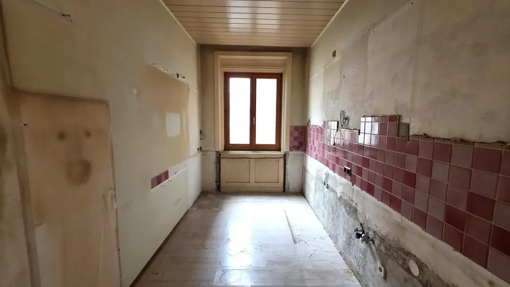URBAN-LORITZ-PLATZ: Sanierungsbedürftige 3-Zimmer-Altbauwohnung mit Balkon