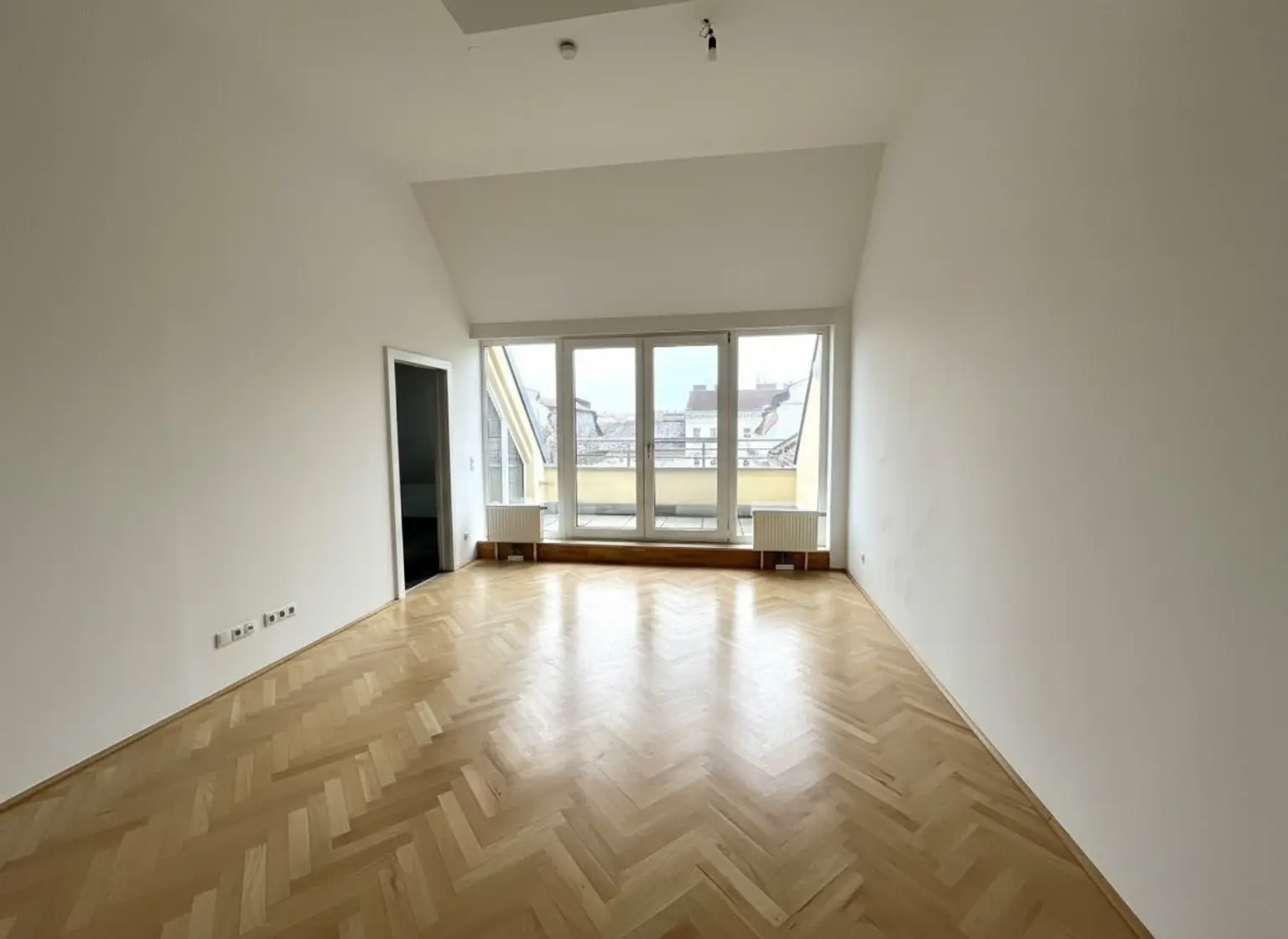 UNBEFRISTET: Klimatisierte, ruhige Dachgeschosswohnung