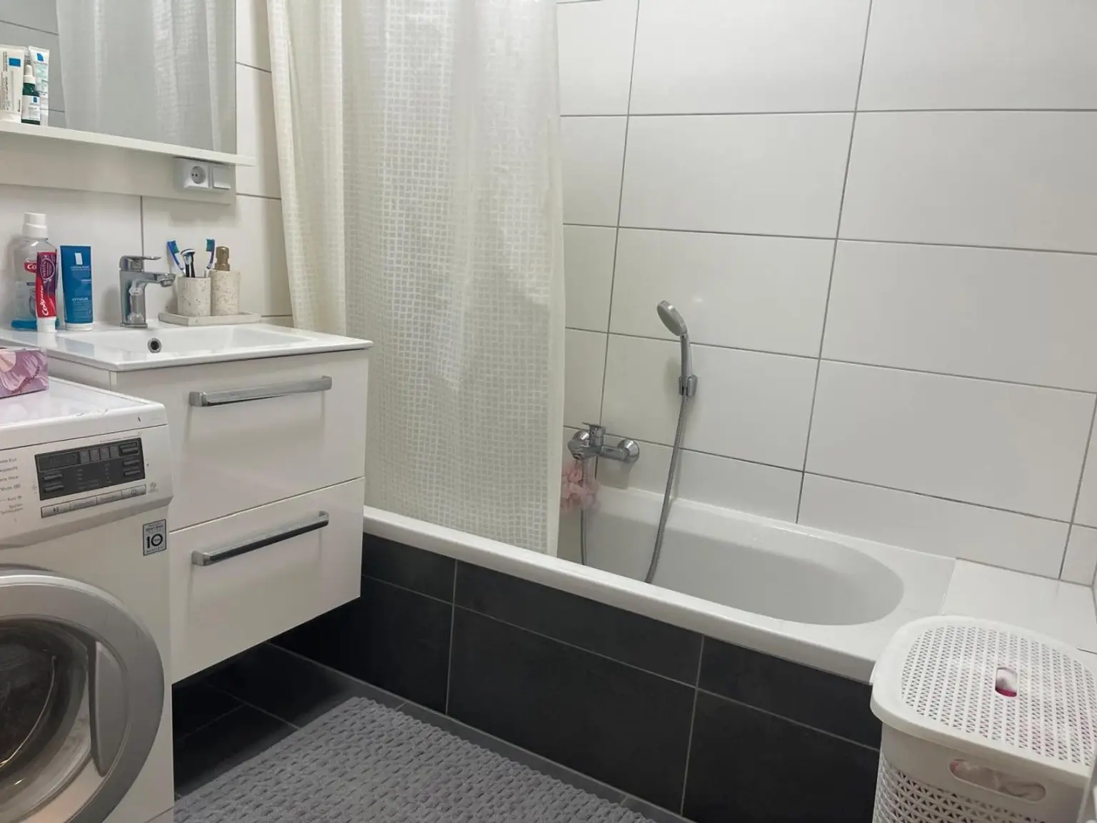 Vermietete, generalsanierte Wohnung mit Garage, Autoabstellplatz